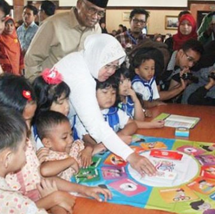 <p>Melihat kebersamaan Wali Kota Surabaya Tri Rismaharini dengan anak-anak bikin adem ya. Kata Risma, untuk pencegahan korupsi sejatinya harus dimulai dari anak-anak. Setuju, Bun? (Foto: Instagram @ trirismaharini)  </p>