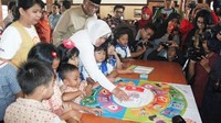 <p>Melihat kebersamaan Wali Kota Surabaya Tri Rismaharini dengan anak-anak bikin adem ya. Kata Risma, untuk pencegahan korupsi sejatinya harus dimulai dari anak-anak. Setuju, Bun? (Foto: Instagram @ trirismaharini)  </p>