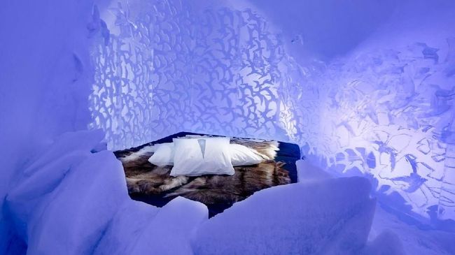 Di ICEHOTEL, kamu menginap dalam ruangan yang berisi es dan salju, yang didesain unik, yang dipahat oleh seniman-seniman dari berbagai belahan dunia.