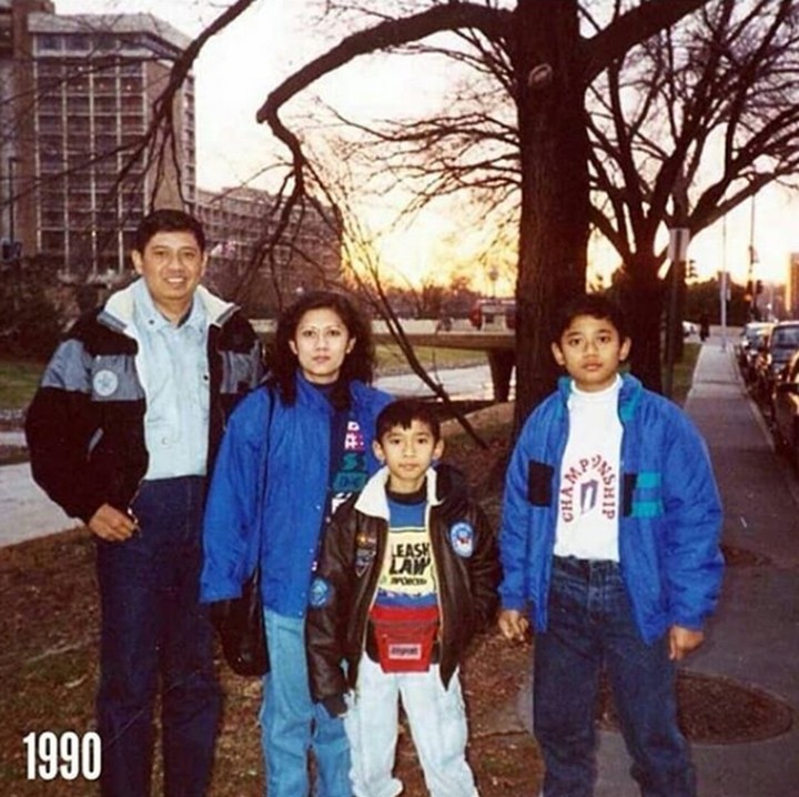 <p>Keren banget foto keluarga SBY, era 1990. Ibas dan Agus juga masih kecil-kecil. Kira-kira di mana ya ini? (Foto: Instagram @aniyudhoyono)</p>