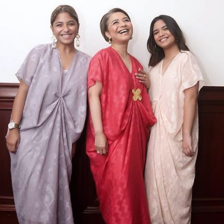<p>Kompak banget ya, Bunda Uthe dan kedua anaknya memakai kaftan. (Foto: Instagram @mamauthe) </p>