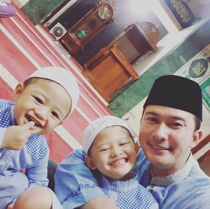 <p>Sejak kecil, Mandala Shoji sudah membiasakan anak-anaknya untuk beribadah ke mesjid lho, Bun. Patut dicontoh ya ini. (Foto: Instagram @mandala_abadi_shoji)</p>