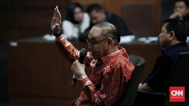 Pengusaha Johannes B Kotjo mengakui menyerahkan Rp4,75 miliar kepada eks Wakil Ketua Komisi VII DPR Eni Maulani Saragih untuk mendapat proyek PLTU Riau-1.