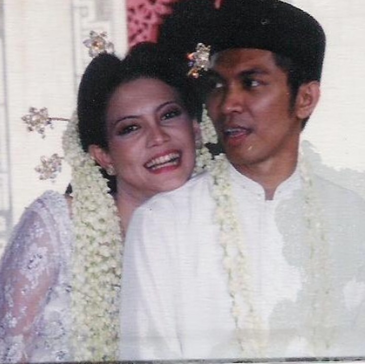 <p>Menikah hampir 18 tahun, <a href="https://hot.detik.com/celeb/d-3416649/ridho-slank-hoax-itu-virus-yang-paling-jelek" target="_blank">Ridho 'Slank'</a> dan Ony tetap tampil harmonis. (Foto: Instagram @ seroja_hafiedz)  </p>