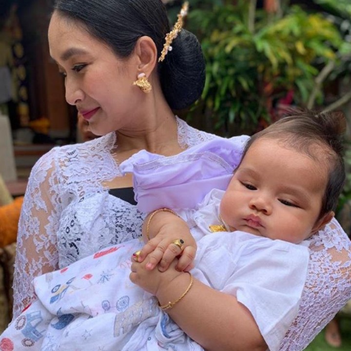 <p>Si kecil Tjokorda Ngurah Rayidaru Kerthyasa, sudah berumur 3 bulan, <a href="https://hot.detik.com/hottainment/4197997/selamat-happy-salma-lahirkan-anak-kedua" target="_blank">Happy Salma</a> menggelar acara syukun pada Senin (17/12) lalu. (Foto: Instagram @ happysalma)  </p>