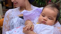 <p>Si kecil Tjokorda Ngurah Rayidaru Kerthyasa, sudah berumur 3 bulan, <a href="https://hot.detik.com/hottainment/4197997/selamat-happy-salma-lahirkan-anak-kedua" target="_blank">Happy Salma</a> menggelar acara syukun pada Senin (17/12) lalu. (Foto: Instagram @ happysalma)  </p>