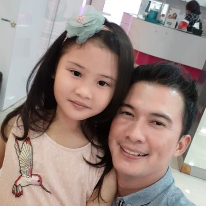 <p>Potret Mandala dengan anak perempuannya yang semakin tumbuh cantik. Mirip ya mereka, Bun? (Foto: Instagram @mandala_abadi_shoji)  </p>