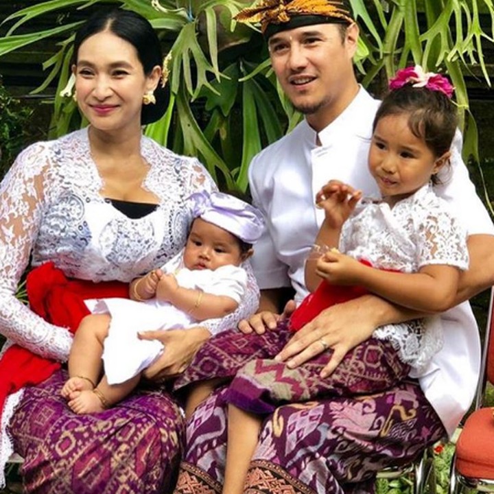 <p>armonis! Saat <a href="https://hot.detik.com/celeb/3978612/hamil-anak-kedua-happy-salma-ngidam-apa" target="_blank">Happy Salma</a> foto bersama suami dan anak pertamanya, Tjokorda Sri Kinandari Kerthyasa. (Foto: Instagram @ happysalma)  </p>