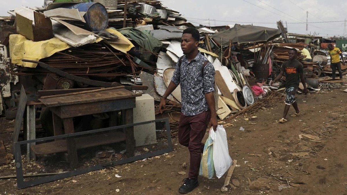 FOTO: Melukis dengan Sampah Elektronik