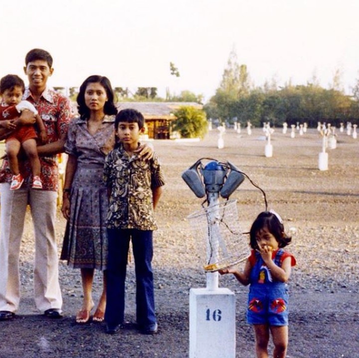 <p> "1979 ketika menikmati udara sore di sekitar Ancol. Di belakang kami adalah Bioskop Drive-in Ancol," tulis Ibu Ani. Hmm kira-kira, siapa anak perempuan kecil yang ada dalam foto itu ya? he-he-he. (Foto: Instagram @aniyudhoyono)  </p>
