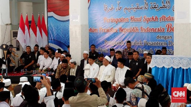 Di hadapan para santri di Jombang, Presiden Jokowi mengisahkan tentang anggota majelis taklim yang tak saling sapa hanya karena perbedaan politik di pilpres.