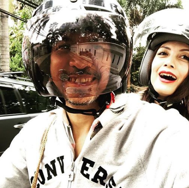 <p>Naik motor saat menghadiria cara sekolah anak? Nggak masalah, demi menghemat waktu ya, he-he-he. (Foto: Instagram @ seroja_hafiedz)  </p>