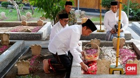 Safari Ponpes, Jokowi Menyekar ke Makam Gus Dur