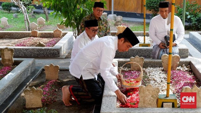Selepas menyekar ke makam Gus Dur, Presiden Jokowi menyempatkan diri turut ke makam pendiri Ponpes Tebuireng, KH Hasyim Ashari.