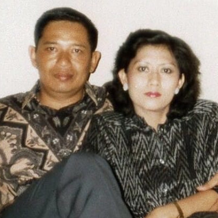 <p>Kalau kata Bu Ani, dia lupa ini foto tahun berapa, tapi yang jelas ini fotonya bareng <a href="https://www.haibunda.com/foto-lainnya/d-4305955/menikah-42-tahun-susilo-bambang-yudhoyono-dan-istri-tetap-mesra" target="_blank">SBY</a> ya. he-he-he. (Foto: Instagram @aniyudhoyono)</p>