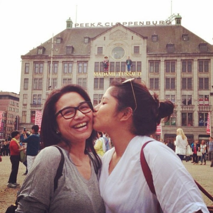 <p>Surga di telapak kaki ibu. Kalimat itu cukup menggambarkan rasa sayang Nadine pada bundanya. (Foto: Instagram @mamauthe)  </p>