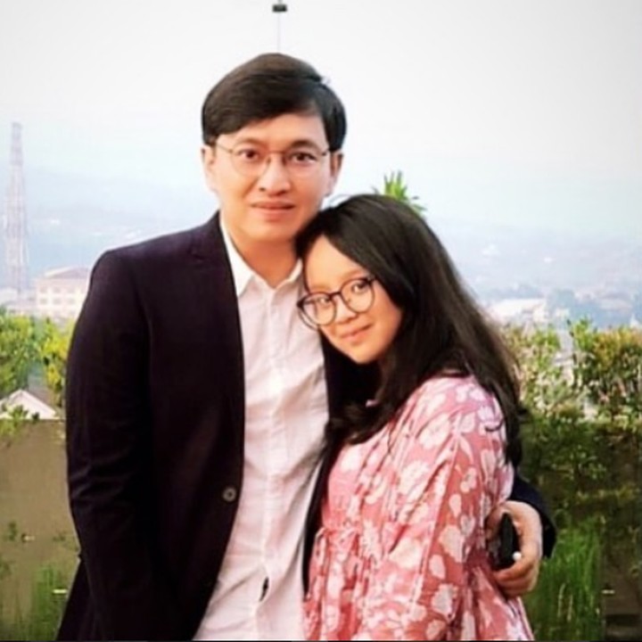 <p>Dengan anak keduanya Nadhira, Yovie tampil stylist. (Foto: Instagram @ywpiano) </p>