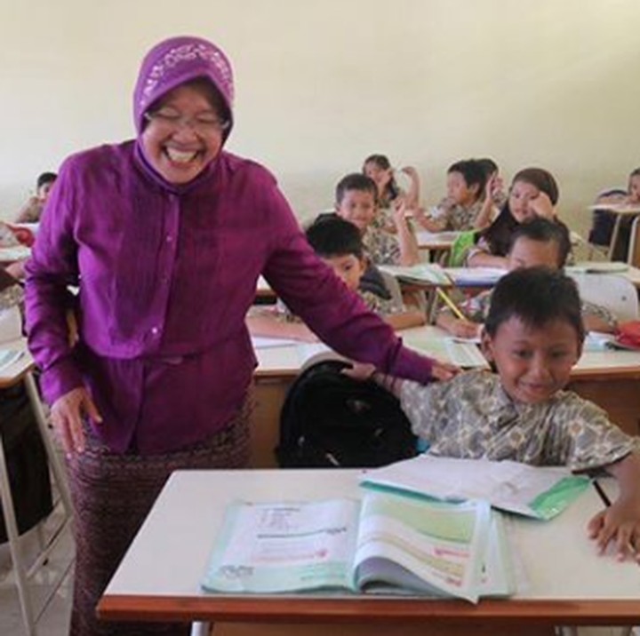 <p>Tri Rismaharini saat menyapa anak-anak selepas meresmikan gedung SMPN 58 dan SDN Sidotopo Wetan V Surabaya. Semangat ya adik-adik belajarnya. Semoga cita-citanya bisa terwujud. (Foto: Instagram @ trirismaharini)</p>