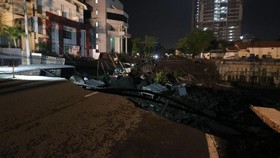 Lalu Lintas Gubeng Dialihkan, Warga Kerubungi Tanah Amblas