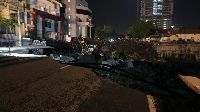 Petugas keamanan sudah memasang pembatas berlapis di lokasi tanah ambles di Jalan Raya Gubeng, Surabaya, mulai dari seng, pembatas jalan, hingga garis polisi.