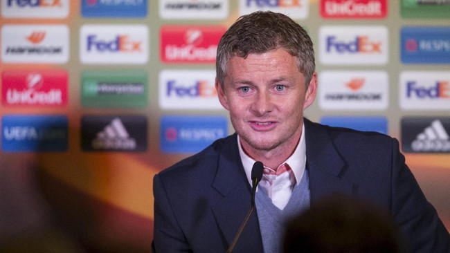 Ole Gunnar Solskjaer lebih dulu menghubungi Sir Alex Ferguson sebelum mengambil jabatan sebagai manajer sementara Manchester United mengganti Jose Mourinho.