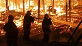 FOTO: Si Jago Merah Lalap 600 Rumah di Brasil Kebakaran besar-besaran melalap sekitar 600 rumah kayu yang didirikan di bantaran sungai Amazon di Brasil pada Selasa (18/12).