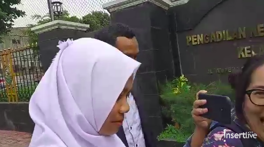 Mantan asisten Gisel, Koneng, bungkam saat dihadiri sebagai saksi di sidang cerai Gading - Gisel pada Rabu (19/12).