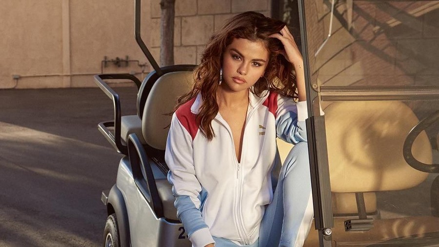 Lama tak terdengar kabarnya, Selena Gomez hadir dengan wajah bahagia dan lebih sehat.