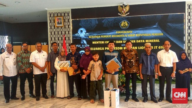 Menteri ESDM Ignasius Jonan menyerahkan kenaikan pangkat dan SK pensiun kepada keluarga pegawai Kementerian ESDM yang menjadi korban jatuhnya pesawat Lion Air.