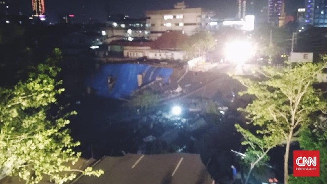 PT PLN Unit Induk Distribusi Jawa Timur memadamkan listrik karena tiang tegangan menengah 20 kV dan 2 trafo roboh akibat tanah ambles di Jalan Raya Gubeng.