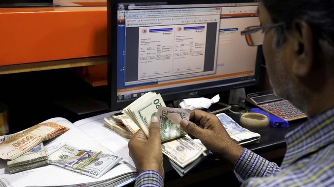 IMF memberikan paket pinjaman tiga tahun senilai US$6 miliar untuk Pakistan. Pinjaman akan digunakan untuk mengendalikan kenaikan utang dan mencegah krisis.