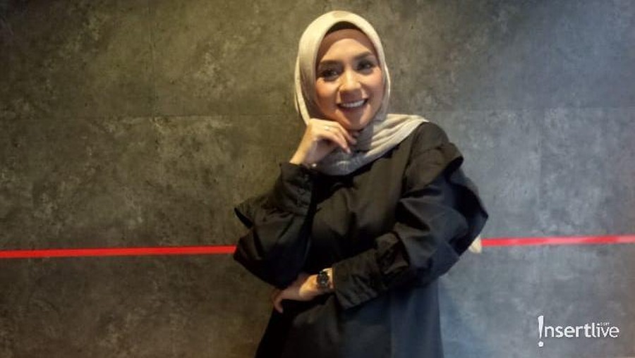 Enno Lerian Percayakan Anaknya Pada Day Care Enno Lerian lebih percaya menitipkan anaknya kepada day care, dibanding ke pengasuh anak.