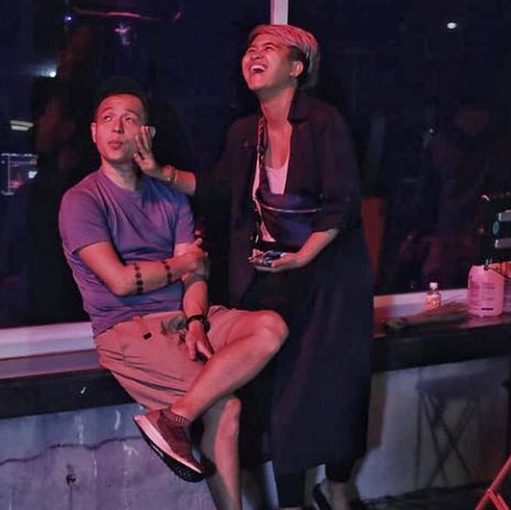 <p>Sweet banget ya mereka, Bun <a href="https://hot.detik.com/movie/d-4337963/komentari-812-malaysia-ernest-prakasa-seret-milly--mame" target="_blank">Ernest Prakasa</a> dan istrinya. Kalau foto berduan gini, kemana ya Sky dan Snow? Dokumentasi:  @bobprass (Foto: Instagram @ ernestprakasa)</p>