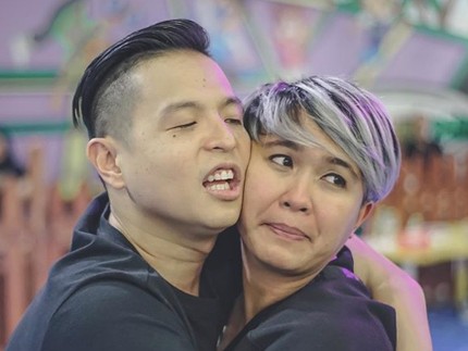 7 Foto Candid Kekompakan Ernest Prakasa Kerja Bareng Istri