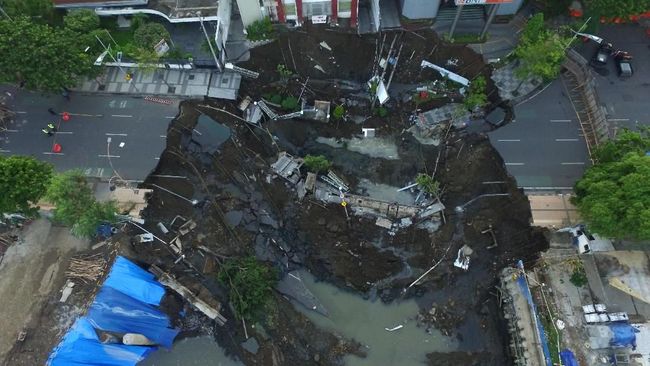 Tanah di Depan Rumah Warga Surabaya Tiba-tiba Ambles Tanah seluas 15 kali satu meter di Surabaya, ambles tiba-tiba. Peristiwa itu terjadi di depan rumah warga di Dukuh Pakis, Surabaya.
