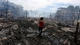 FOTO: Si Jago Merah Lalap 600 Rumah di Brasil Kebakaran besar-besaran melalap sekitar 600 rumah kayu yang didirikan di bantaran sungai Amazon di Brasil pada Selasa (18/12).