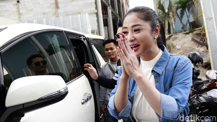 Ayah Dewi Perssik tengah sakit keras, Bun. Meski demikian, dia tetap berusaha tegar.