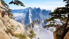 Gunung di China Padat Pengunjung, Turis Terjebak Gelantungan di Tebing