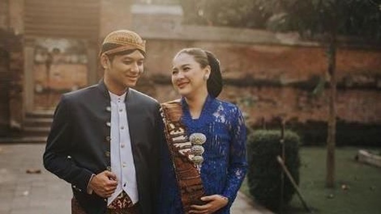 6. Nycta Gina Ada yang mengusung adat Jawa, bahkan ada yang membawa dukun beranak lho, Bun. Menarik dijadikan inspirsi untuk maternity photoshoot.