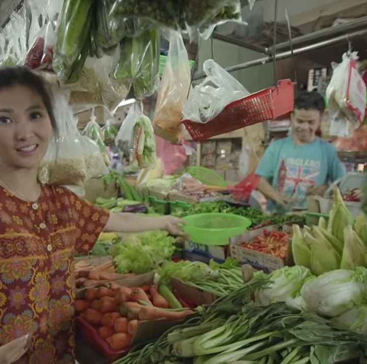 <p>Artis Sarwendah diketahui suka berbelanja ke pasar sejak memiliki anak.&nbsp;Saat belanja ke pasar, Sarwendah kerap mengenakan pakaian yang sederhana, seperti baju daster. Dalam beberapa kesempatan, Sarwendah sering mengajak anak-anaknya berbelanja ke pasar untuk melihat langsung bahan-bahan makanan yang dibeli sang Bunda. (Foto: YouTube The Onsu Family)</p>