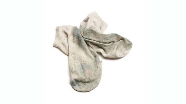 Seorang pria China baru-baru ini harus masuk rumah sakit karena menderita infeksi jamur di paru-paru akibat kebiasaanya menghirup aroma kaos kaki kotor.