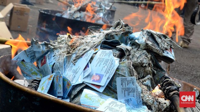 Mendagri Tjahjo Kumolo mengaku akan memecat Kepala Dinas Kependudukan dan Catatan Sipil yang tak memusnahkan e-KTP yang rusak sebelum tahun baru.
