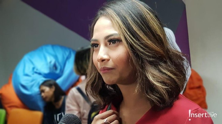 Saat Vanessa Angel Merindukan Pelukan Almarhumah Ibunda Tercinta Harus melalui hari yang berat setelah disangkakan tersangkut kasus prostitusi online, Vanessa Angel kini merindukan pelukan sang bunda.