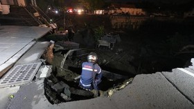 Jalan Gubeng Amblas Diduga karena Proyek Basement RS Siloam