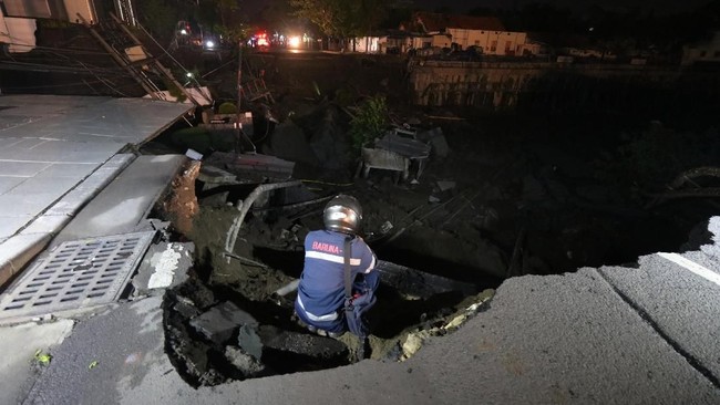 Wakil Wali Kota Surabaya Wisnu Sakti Buana mengatakan penyebab amblasnya Jalan Gubeng diduga karena proyek konstruksi basement RS Siloam yang menyalahi aturan.