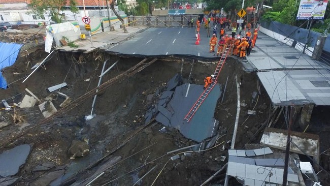 Pemkot Surabaya menjelaskan alur perizinan pembangunan basement RS Siloam yang dipertanyakan DPRD. Diduga proyek itu jadi penyebab amblasnya Jalan Raya Gubeng.