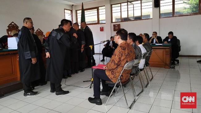 Sidang lanjutan kasus dugaan suap perizinan Meikarta menghadirkan delapan saksi dari Pemkab Bekasi, dimana terungkap aliran duit ke Dinas PMPTSP.