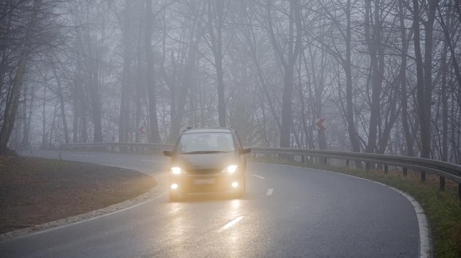 Lampu kabut menyinari permukaan jalan dan bagian yang tidak terdapat kabut, fungsinya berbeda dari lampu utama.