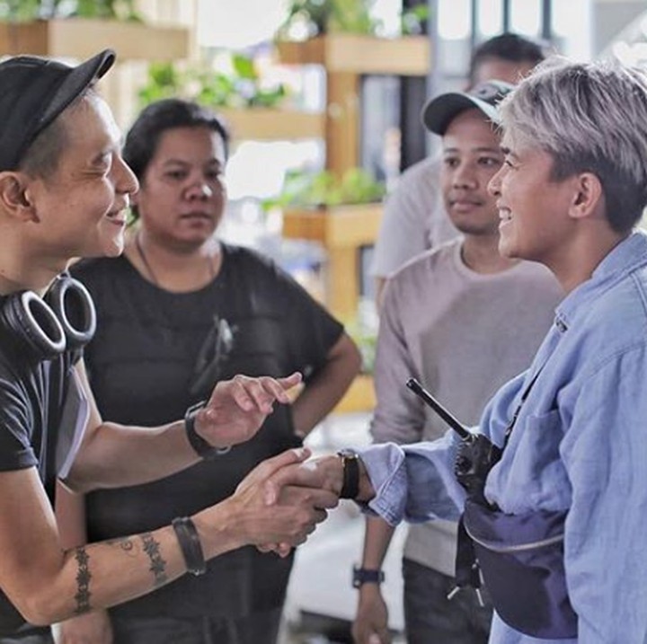 <p>Ernest menertawakan apa ya bareng Meira? Ciee pakai pegangan tangan nih. Dokumentasi:  @bobprass (Foto: Instagram @ ernestprakasa)  </p>