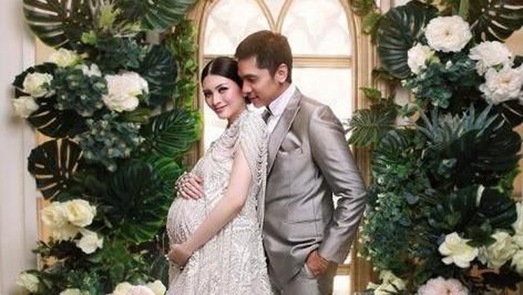 Ada yang mengusung adat Jawa, bahkan ada yang membawa dukun beranak lho, Bun. Menarik dijadikan inspirsi untuk maternity photoshoot.